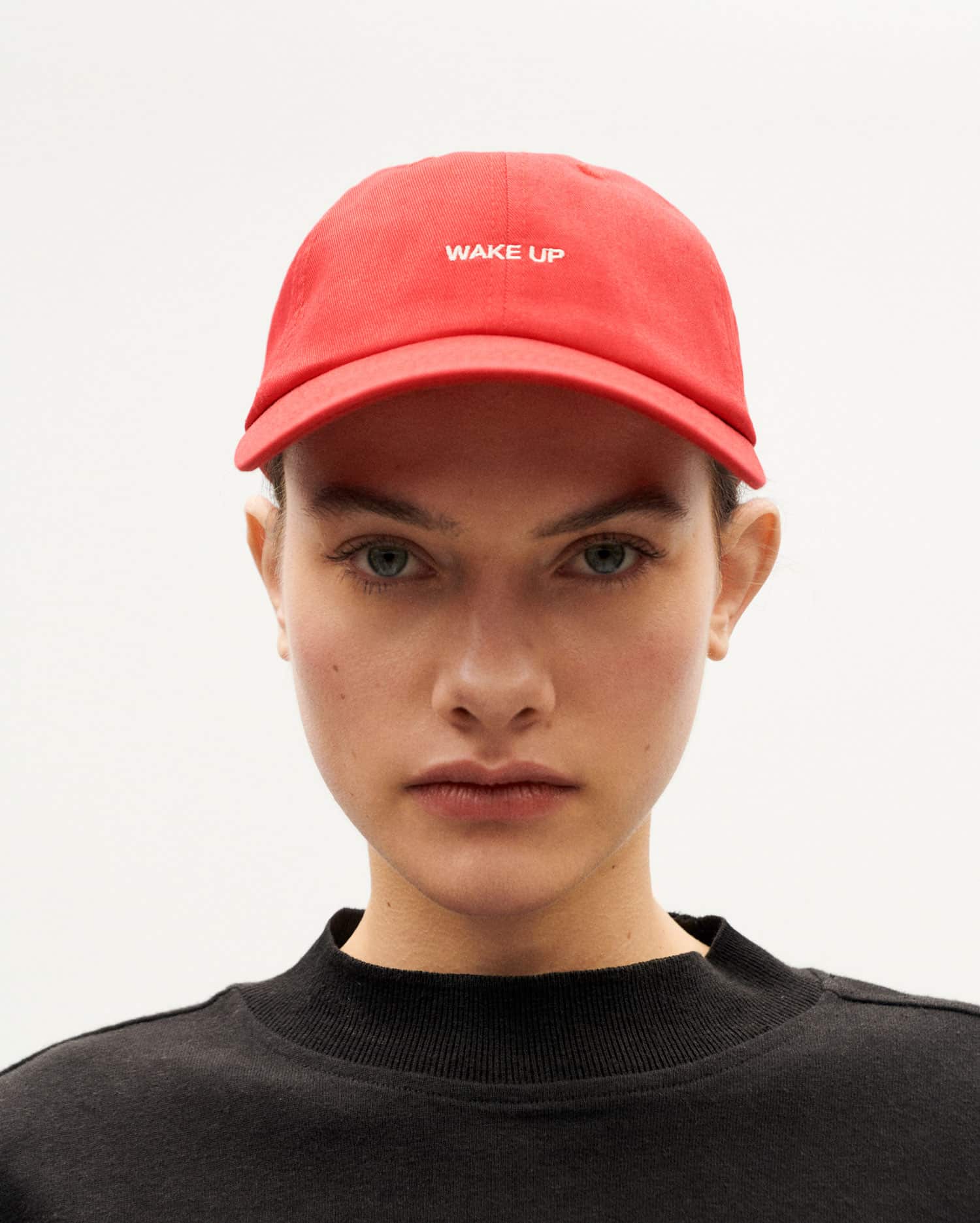 Frau mit roter Kappe „WAKE UP“.