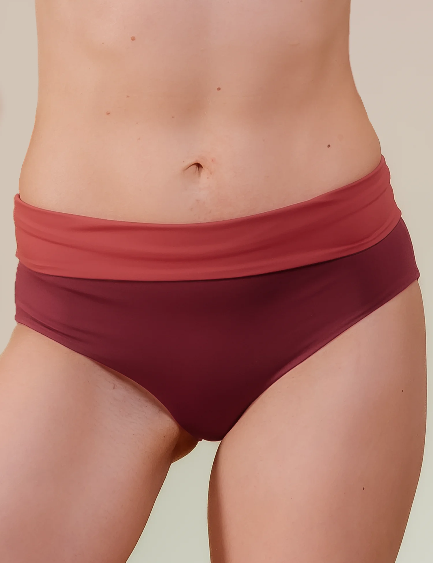 Frau in burgunderroter Badehose, Nahaufnahme.